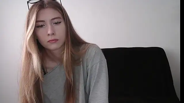 Snapshot of ErikaShyy chatting on September 2025 10:16:02 AM ErikaShyy online show from September 2025 10:16:02 AM