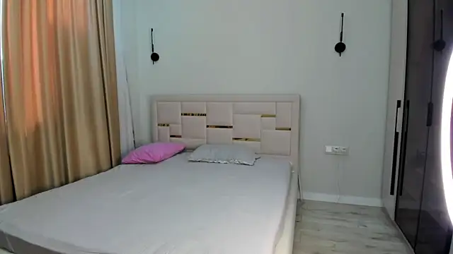 Lola Peach online show from November 2025 07:09:01 AM