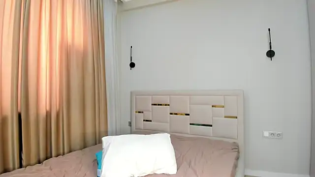 Lola Peach online show from February 2026 07:51:01 AM