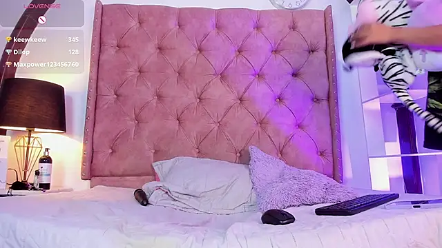 Snapshot of LadyAvalon chatting on January 2025 01:55:01 AM LadyAvalon online show from January 2025 01:55:01 AM