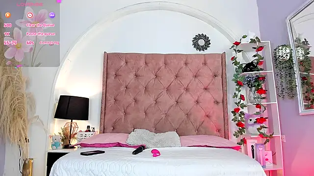 Snapshot of LadyAvalon chatting on September 2025 06:08:01 PM LadyAvalon online show from September 2025 06:08:01 PM