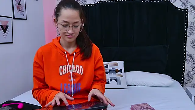 SaaraBrown online show from October 2025 12:19:01 PM