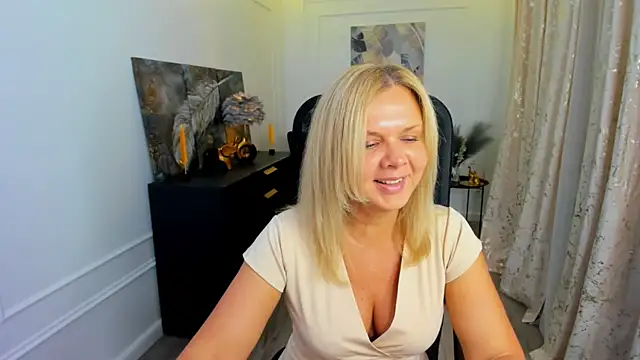 AgathaKlouin online show from May 2026 07:10:02 PM