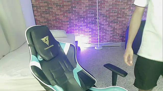 zacariasss  online show from September 2025 04:01:01 AM