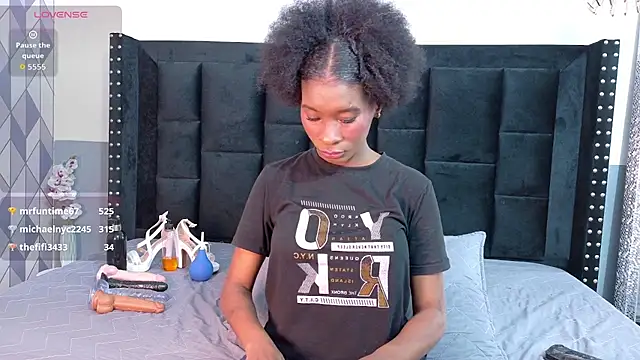 Snapshot of petitelittleebony chatting on March 2026 02:28:02 AM petitelittleebony online show from March 2026 02:28:02 AM