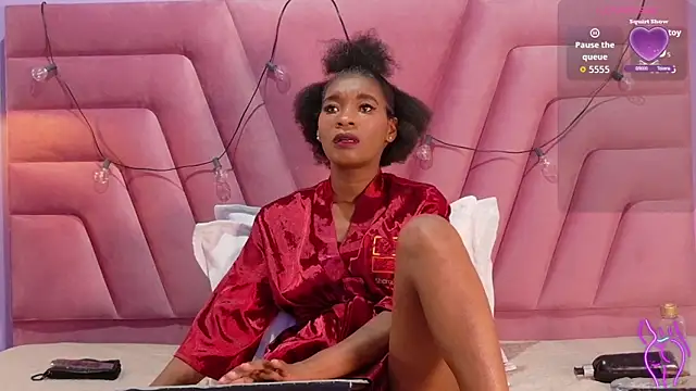 Snapshot of petitelittleebony chatting on April 2026 01:49:02 AM petitelittleebony online show from April 2026 01:49:02 AM