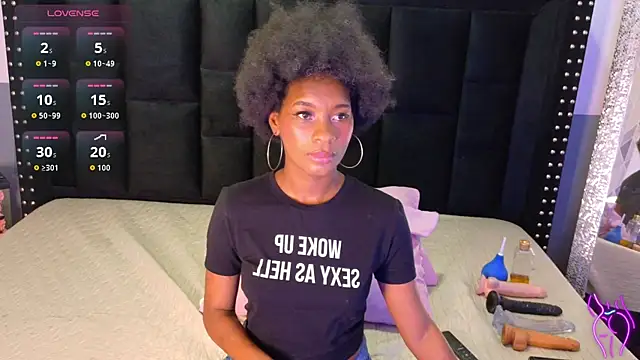 Snapshot of petitelittleebony chatting on April 2026 03:11:01 AM petitelittleebony online show from April 2026 03:11:01 AM