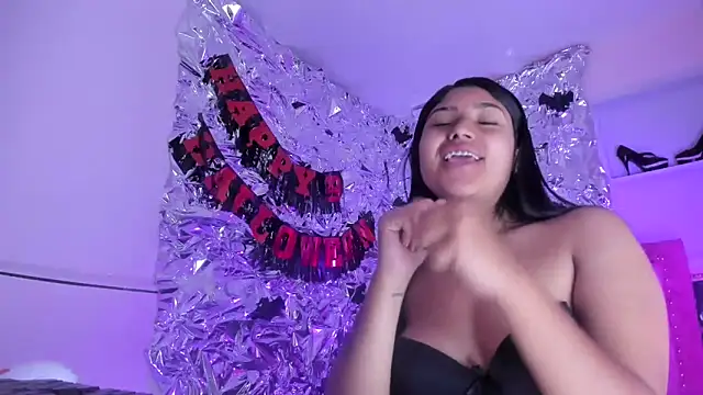 Snapshot of SarahStones chatting on November 2025 11:10:01 AM SarahStones online show from November 2025 11:10:01 AM