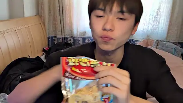 Snapshot of xiaottt1918 chatting on January 2025 08:33:01 AM xiaottt1918 online show from January 2025 08:33:01 AM