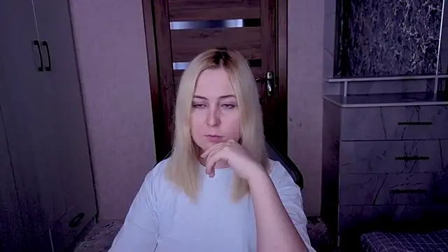 Kristy-Max online show from April 2026 09:42:01 PM