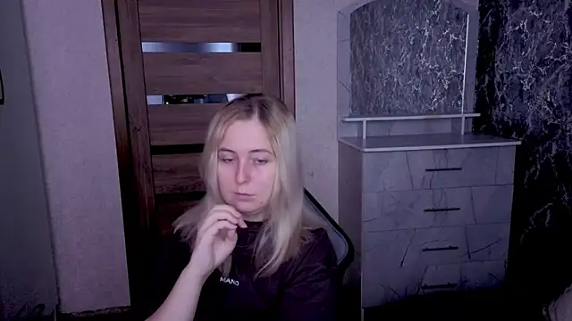 Snapshot of Kristy-Max chatting on May 2026 01:44:02 AM Kristy-Max online show from May 2026 01:44:02 AM