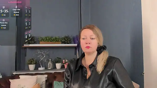 JesiaFoxi online show from November 2025 01:00:02 PM