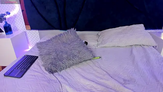 Snapshot of LARISSAEVANS chatting on February 2025 06:32:01 AM LARISSAEVANS online show from February 2025 06:32:01 AM