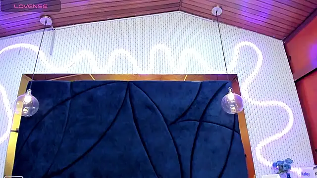 Snapshot of LARISSAEVANS chatting on February 2025 03:30:01 PM LARISSAEVANS online show from February 2025 03:30:01 PM