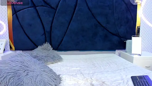 Snapshot of LARISSAEVANS chatting on February 2025 06:20:01 PM LARISSAEVANS online show from February 2025 06:20:01 PM