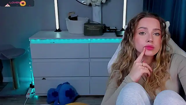 YaraKroft  online show from February 2026 08:01:02 PM