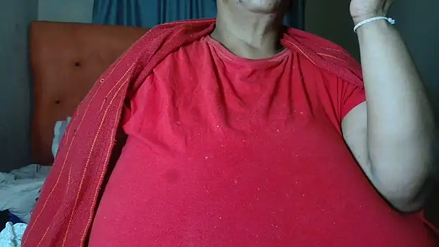 Snapshot of tinagiant chatting on May 2026 06:35:01 PM tinagiant online show from May 2026 06:35:01 PM