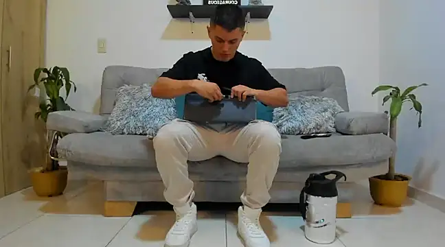 Snapshot of julian_wallace chatting on January 2025 10:08:02 PM julian wallace online show from January 2025 10:08:02 PM