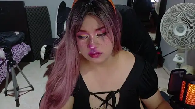 Snapshot of MaggaCass chatting on October 2025 12:38:02 AM MaggaCass online show from October 2025 12:38:02 AM