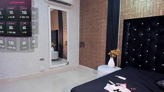 Snapshot of Laross25 chatting on February 2026 08:27:01 PM Laross25 online show from February 2026 08:27:01 PM