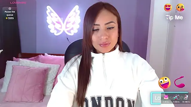 Snapshot of Paulina_627 chatting on March 2025 03:29:02 PM Paulina 627 online show from March 2025 03:29:02 PM