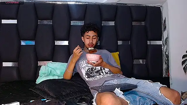 Snapshot of RyanRizzo chatting on December 2024 12:39:01 AM RyanRizzo online show from December 2024 12:39:01 AM