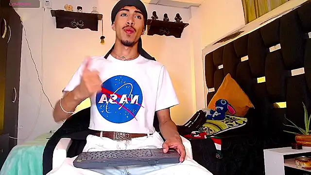 Snapshot of RyanRizzo chatting on December 2024 07:28:01 AM RyanRizzo online show from December 2024 07:28:01 AM