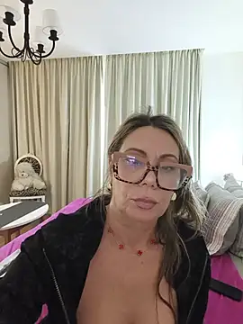 lolavalecuatro online show from May 2026 06:09:01 PM