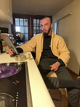 Snapshot of donnuozfutura chatting on February 2025 03:18:01 PM donnuozfutura online show from February 2025 03:18:01 PM