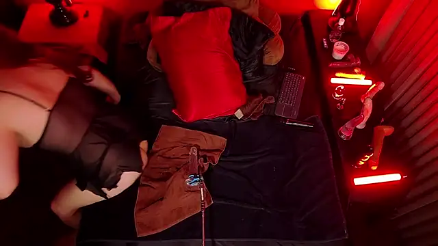 Snapshot of jennStarCD chatting on December 2024 08:58:02 PM jennStarCD online show from December 2024 08:58:02 PM