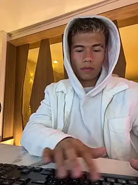 Snapshot of Logan_smith1 chatting on February 2025 06:02:01 AM Logan smith1 online show from February 2025 06:02:01 AM