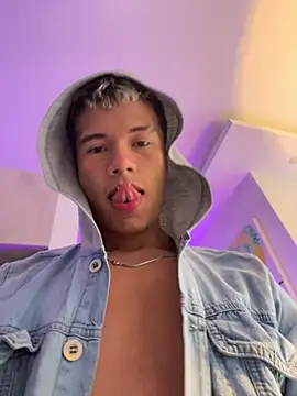 Snapshot of Logan_smith1 chatting on February 2025 10:25:01 PM Logan smith1 online show from February 2025 10:25:01 PM