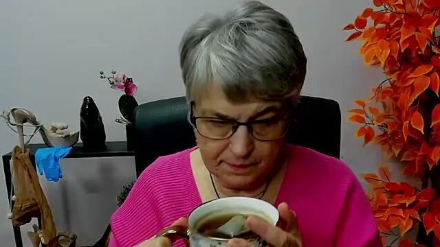 Snapshot of IrisDream chatting on December 2024 11:00:01 AM IrisDream online show from December 2024 11:00:01 AM