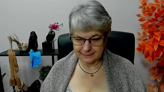 Snapshot of IrisDream chatting on December 2024 07:17:01 AM IrisDream online show from December 2024 07:17:01 AM