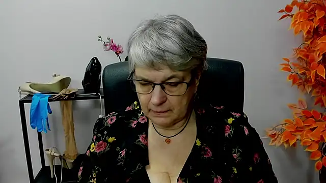 Snapshot of IrisDream chatting on December 2024 10:49:02 AM IrisDream online show from December 2024 10:49:02 AM