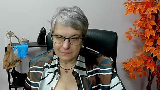 Snapshot of IrisDream chatting on December 2024 01:49:02 PM IrisDream online show from December 2024 01:49:02 PM