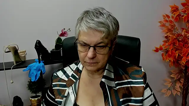 Snapshot of IrisDream chatting on December 2024 01:54:02 PM IrisDream online show from December 2024 01:54:02 PM