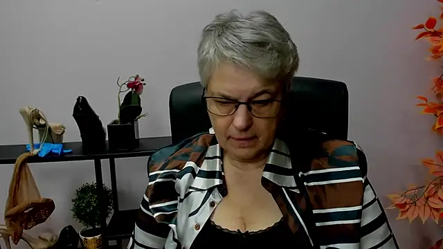 Snapshot of IrisDream chatting on December 2024 07:18:01 AM IrisDream online show from December 2024 07:18:01 AM