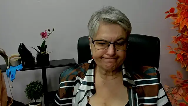 Snapshot of IrisDream chatting on December 2024 10:51:02 AM IrisDream online show from December 2024 10:51:02 AM