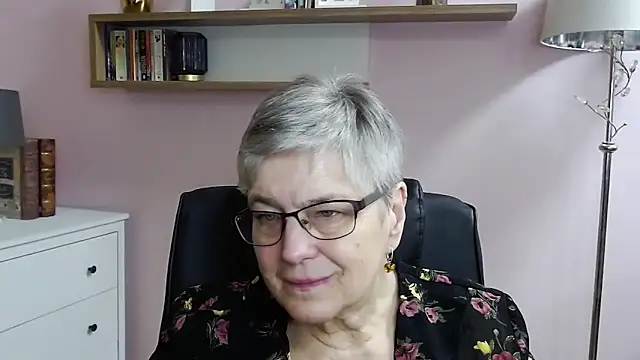 Snapshot of IrisDream chatting on December 2024 10:32:01 AM IrisDream online show from December 2024 10:32:01 AM