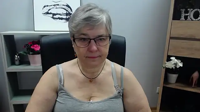 Snapshot of IrisDream chatting on January 2025 06:36:02 AM IrisDream online show from January 2025 06:36:02 AM