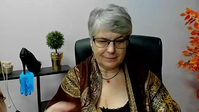 Snapshot of IrisDream chatting on January 2025 01:53:02 PM IrisDream online show from January 2025 01:53:02 PM