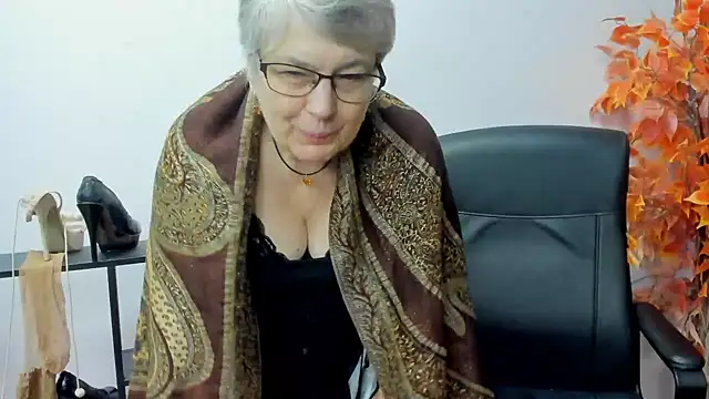 Snapshot of IrisDream chatting on February 2025 01:41:01 PM IrisDream online show from February 2025 01:41:01 PM