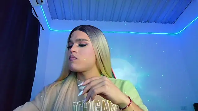 Snapshot of AllisonsweetZ chatting on November 2025 08:19:02 PM AllisonsweetZ online show from November 2025 08:19:02 PM