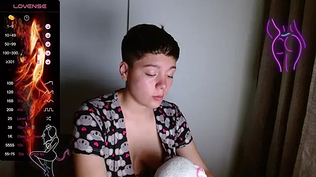 Snapshot of TRIXIE_TANG28 chatting on February 2025 02:27:01 AM TRIXIE TANG28 online show from February 2025 02:27:01 AM