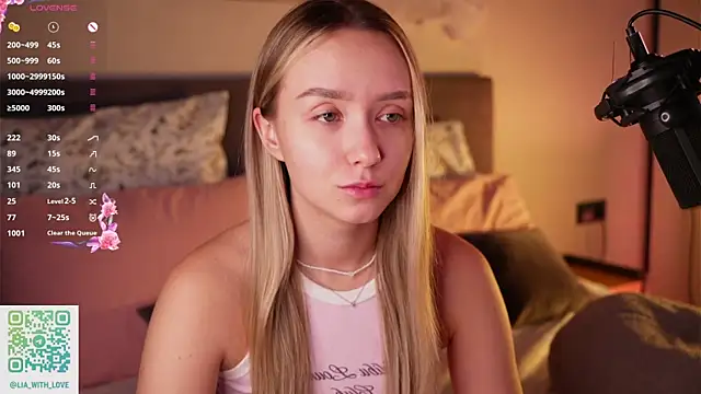 Snapshot of HollisBeckett chatting on November 2025 03:06:02 AM HollisBeckett online show from November 2025 03:06:02 AM