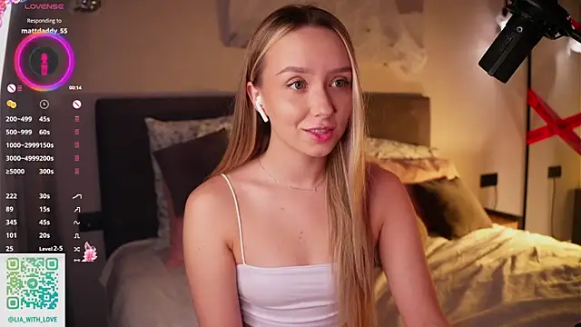 Snapshot of HollisBeckett chatting on November 2025 03:04:01 AM HollisBeckett online show from November 2025 03:04:01 AM