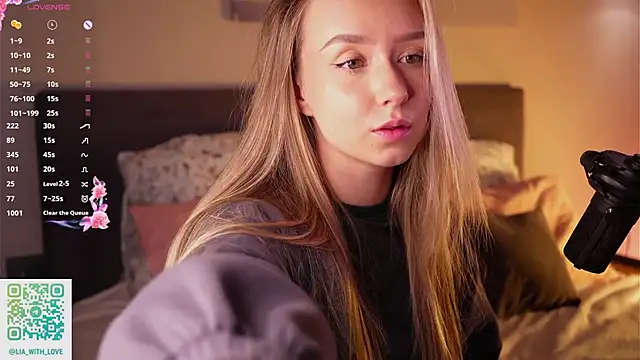 Snapshot of HollisBeckett chatting on December 2025 03:23:01 AM HollisBeckett online show from December 2025 03:23:01 AM