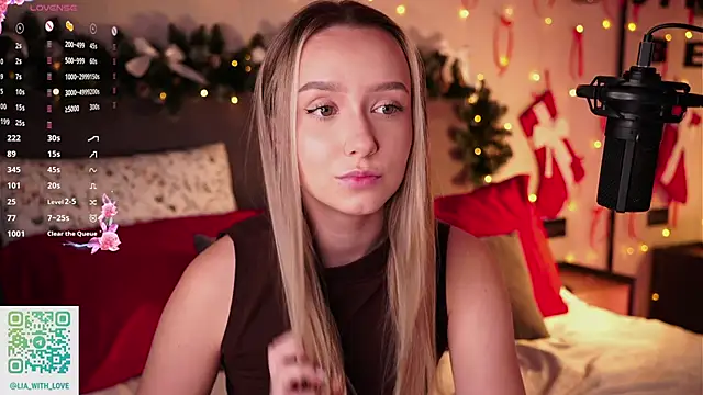 Snapshot of HollisBeckett chatting on December 2025 02:27:01 AM HollisBeckett online show from December 2025 02:27:01 AM