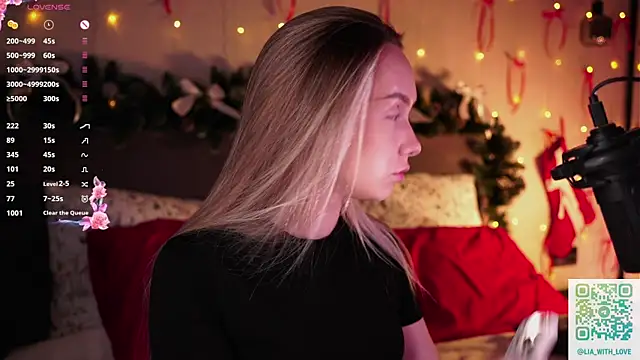 Snapshot of HollisBeckett chatting on December 2025 01:33:02 AM HollisBeckett online show from December 2025 01:33:02 AM